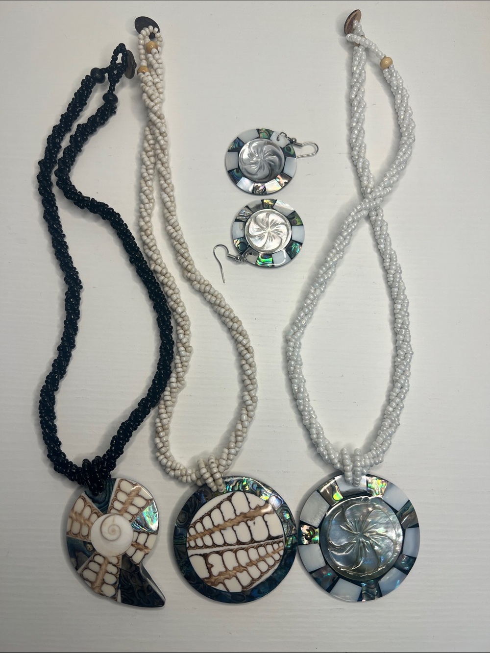White and Black Beaded Shell Pendant Necklace Set
